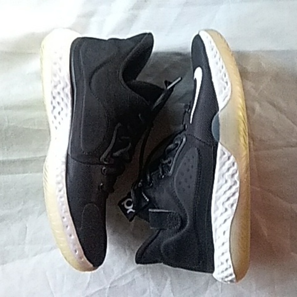 Nike shoes. - Picture 2 of 5